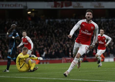 Giroud anotó uno de los dos goles de su equipo