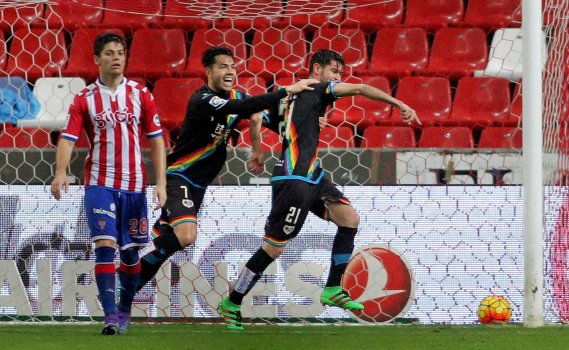 GRA428. GIJÓN, 12/02/2016.- Los jugadores del Rayo Vallecano, el venezolano Nicolás Ladislao "Miku" (c) y Jozabed Sánchez (d), celebran el segundo gol del equipo rayista, durante el encuentro correspondiente a la vigésimocuarta jornada de primera división, que han disputado esta noche frente al Sporting en el estadio del Molinón. EFE / Alberto Morante.